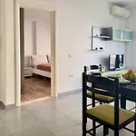 White Residence Apartment - Green